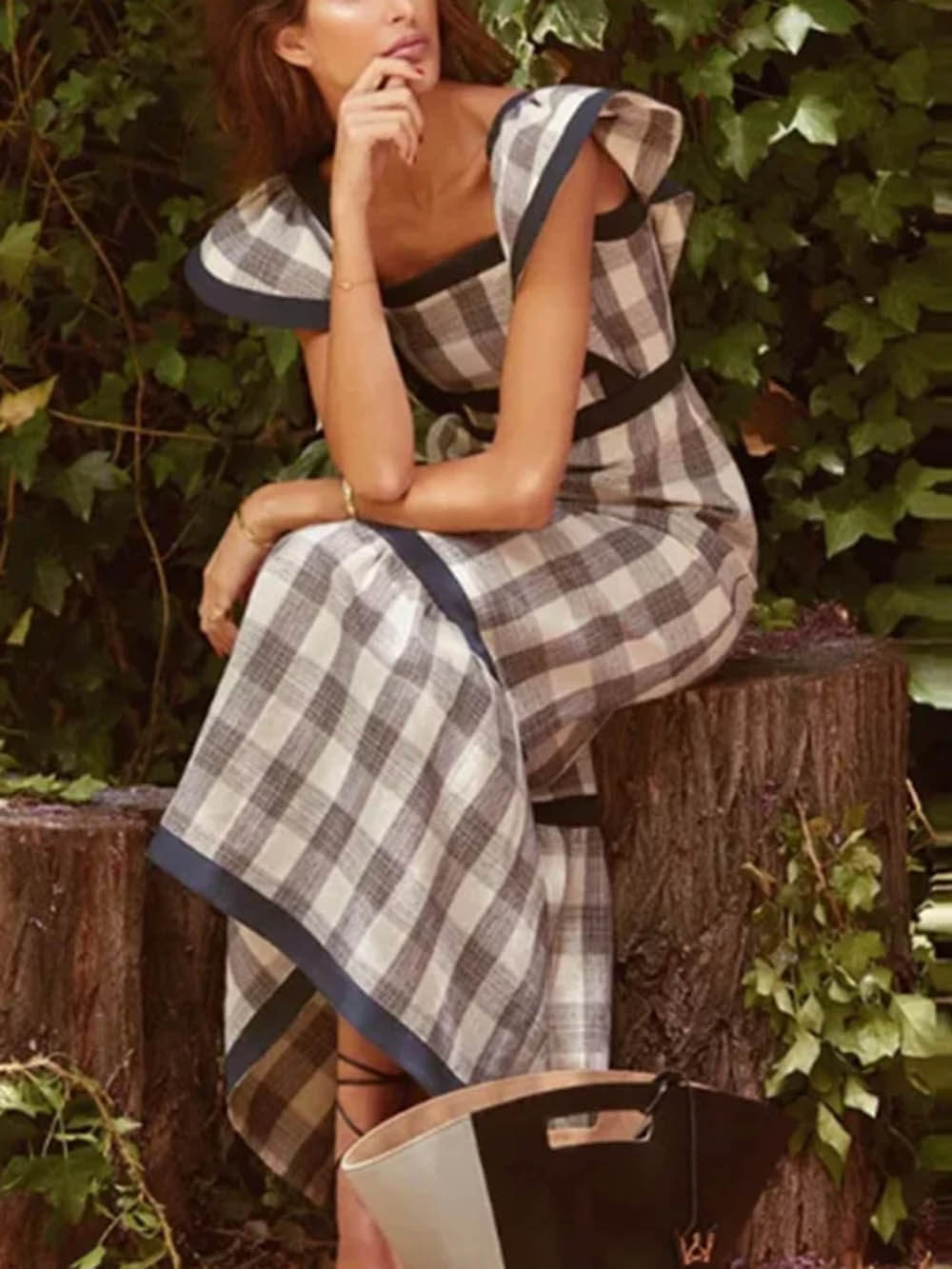 Robe longue sans manches à empiècements contrastés et col carré