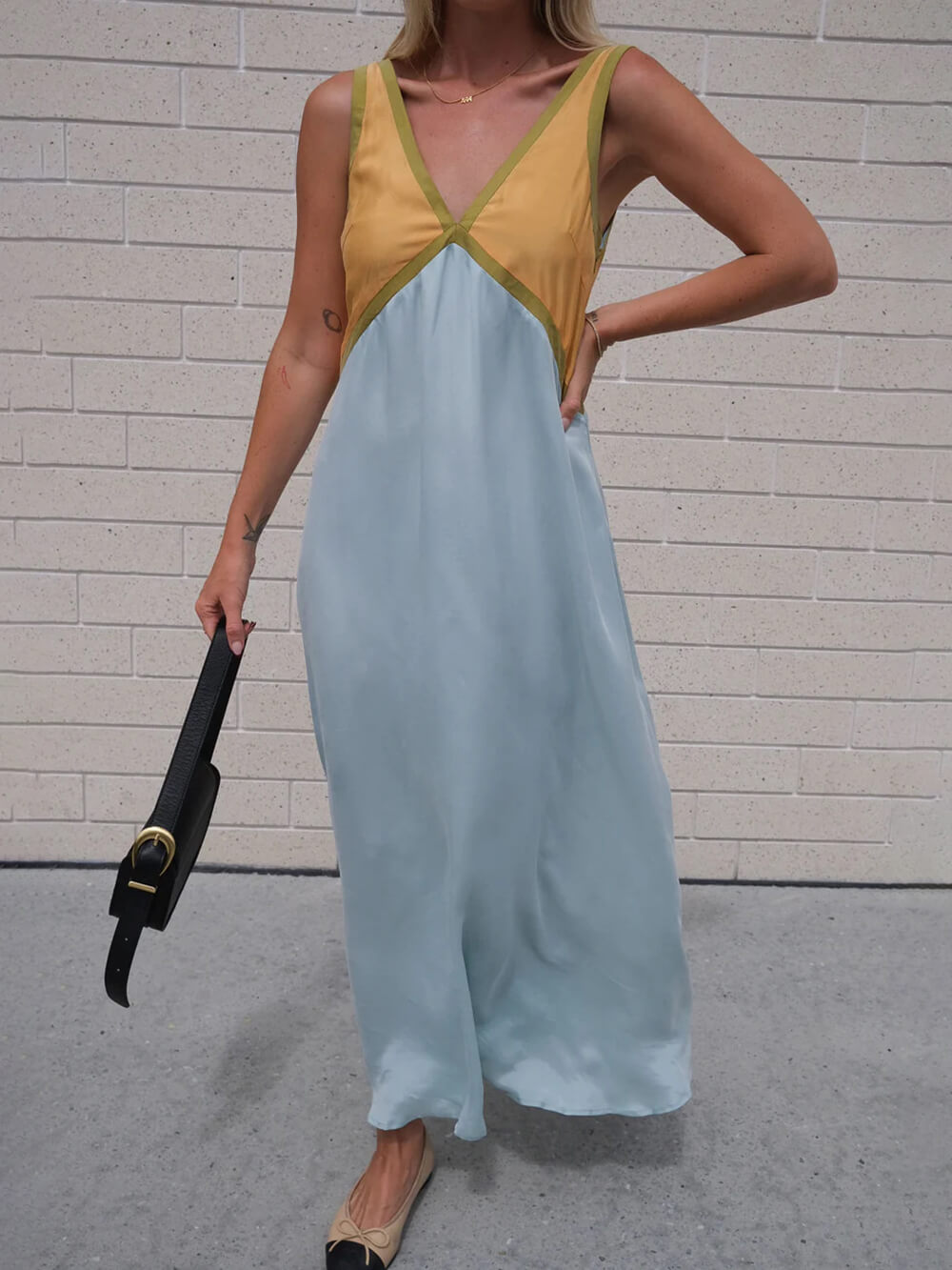 Vestido elegante con escote en V y colores contrastantes