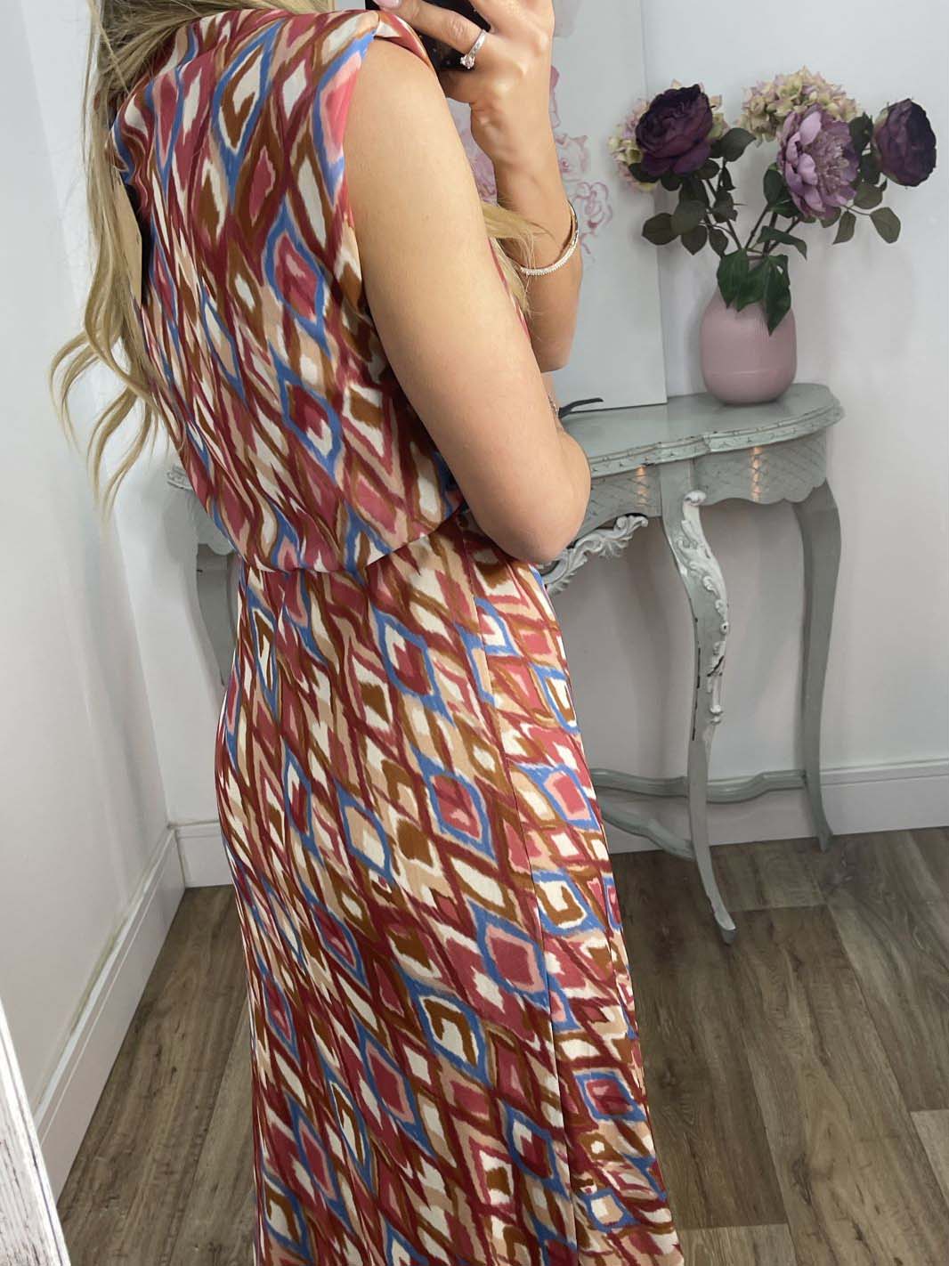 Robe midi élégante sans manches à imprimé géométrique peint
