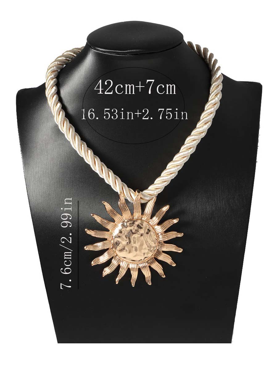 Collar de playa con colgante de girasol