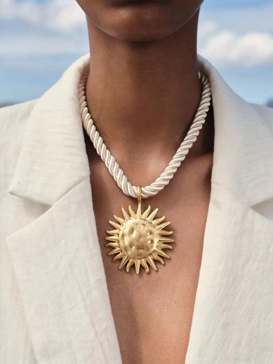 Collar de playa con colgante de girasol