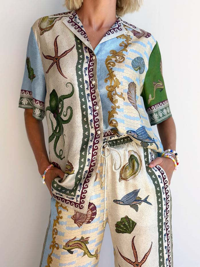 Camisa suelta con estampado floral único de aguas profundas