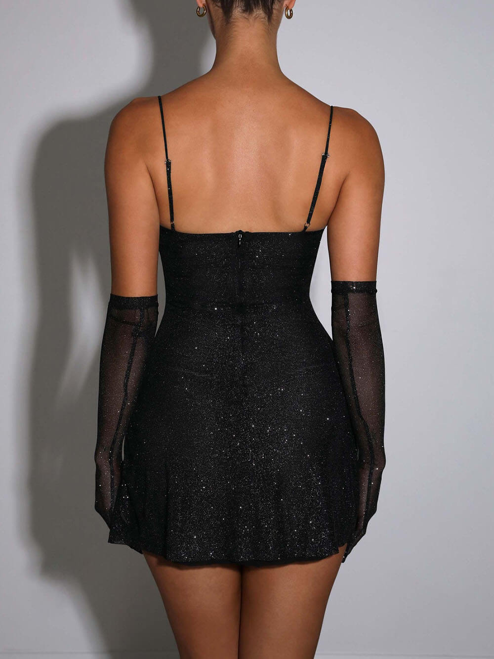 Minivestido negro con abertura y lentejuelas