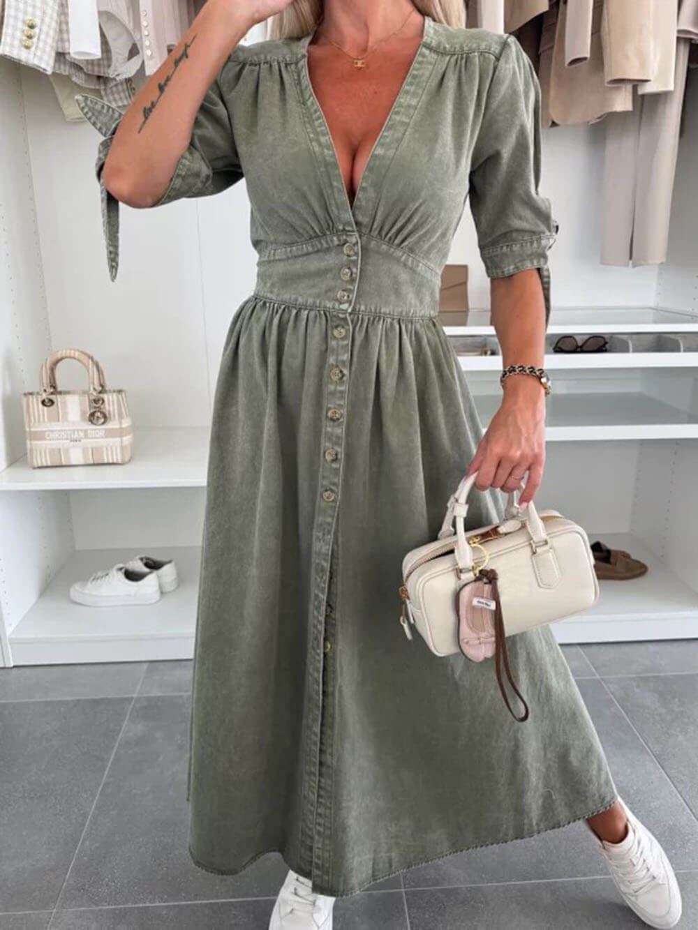 Robe midi boutonnée en jean à col en V et plis uniques