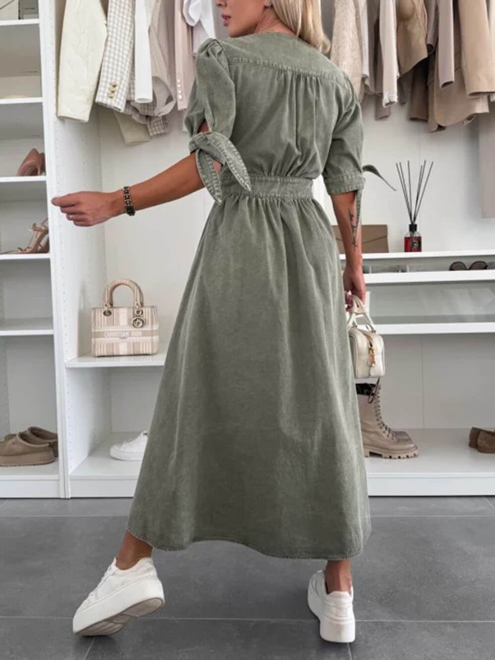 Robe midi boutonnée en jean à col en V et plis uniques