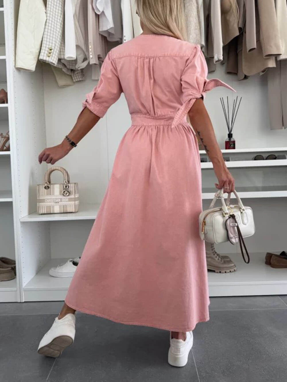 Robe midi boutonnée en jean à col en V et plis uniques