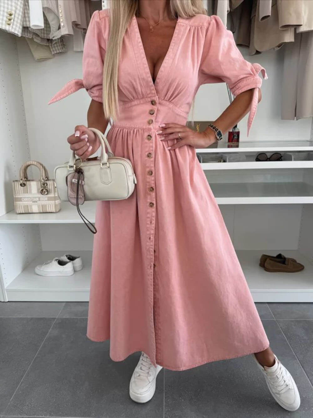 Robe midi boutonnée en jean à col en V et plis uniques