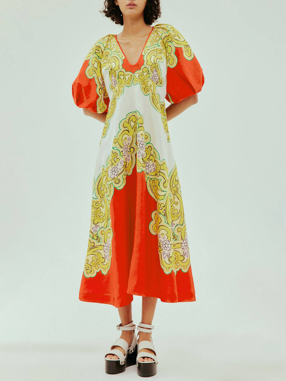 Robe mi-longue classique à manches longues et imprimé unique avec fronces