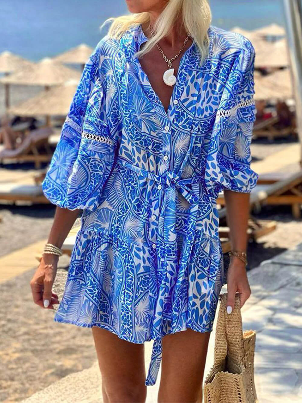 Robe courte imprimée à col montant et à la mode