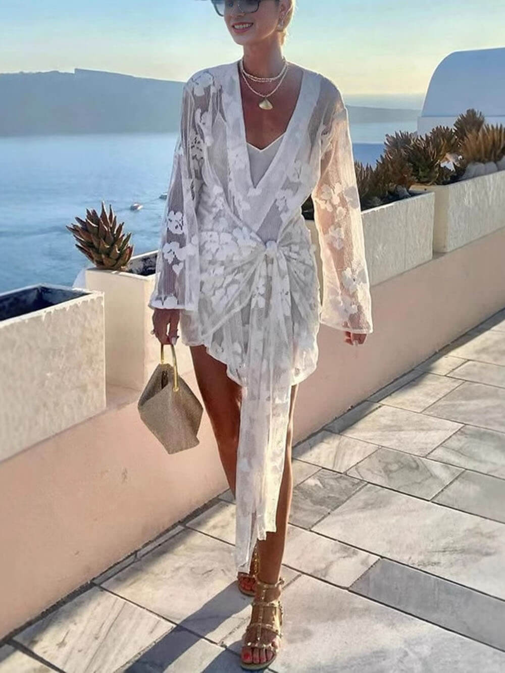 Robe fleurie en dentelle nouée pour les vacances d'été