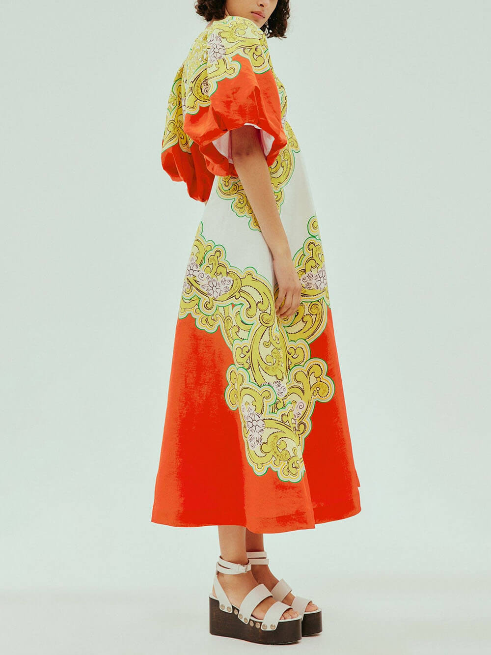 Robe mi-longue classique à manches longues et imprimé unique avec fronces