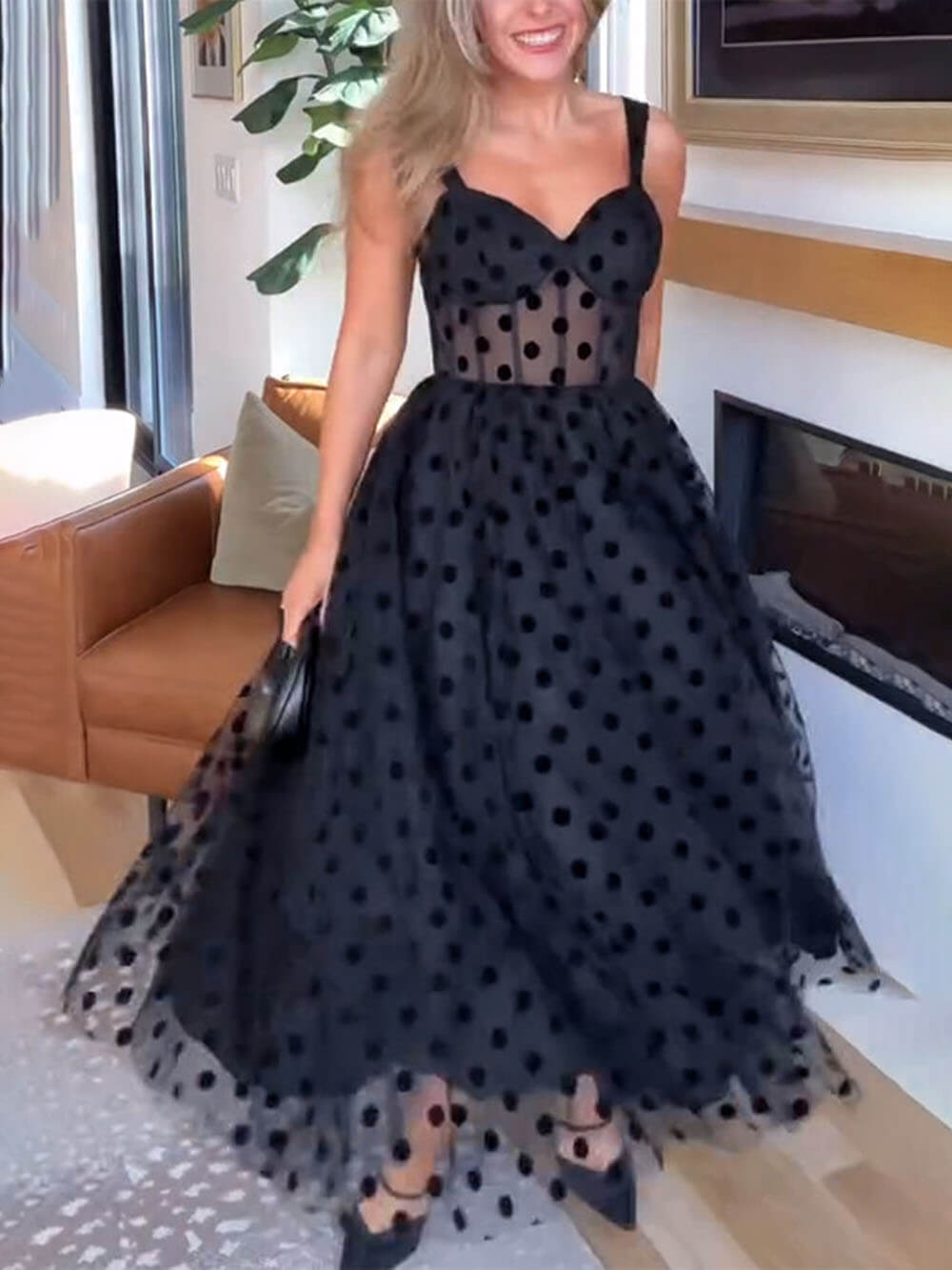 Robe bustier mi-longue trapèze en tulle à pois, décolleté en cœur, exquise et parfaite
