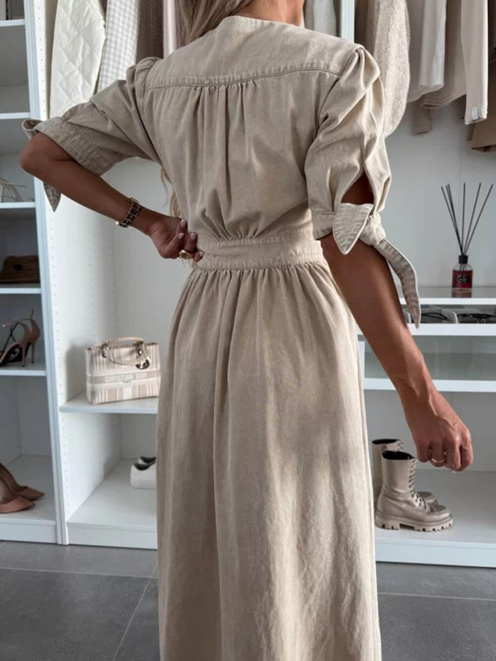Robe midi boutonnée en jean à col en V et plis uniques