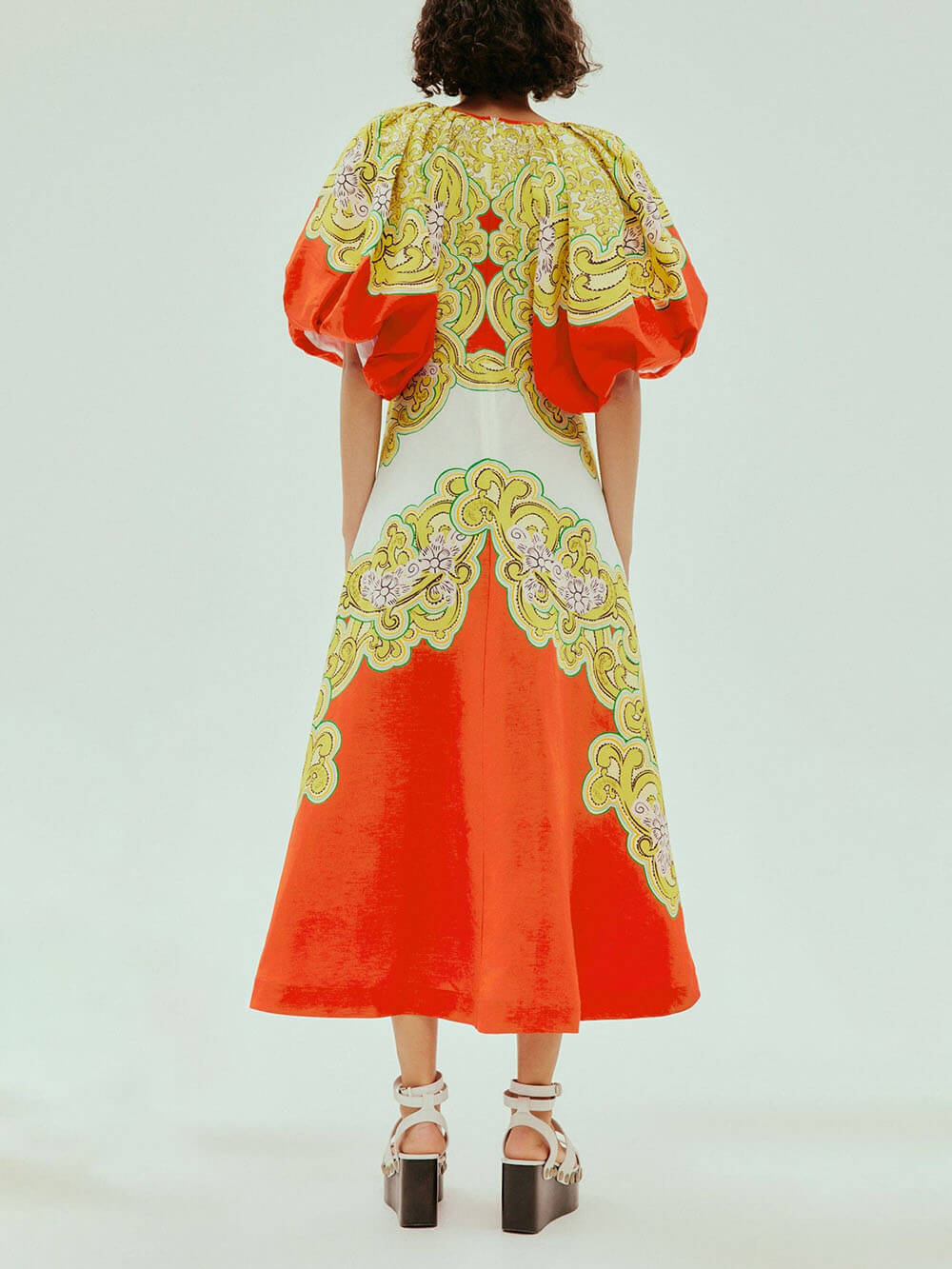 Robe mi-longue classique à manches longues et imprimé unique avec fronces