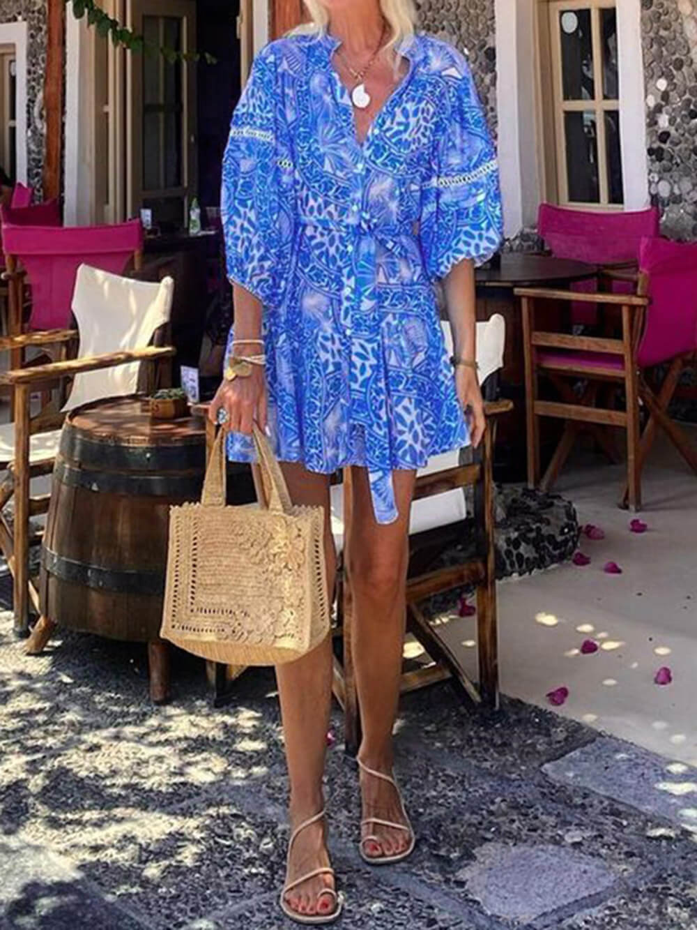 Robe courte imprimée à col montant et à la mode