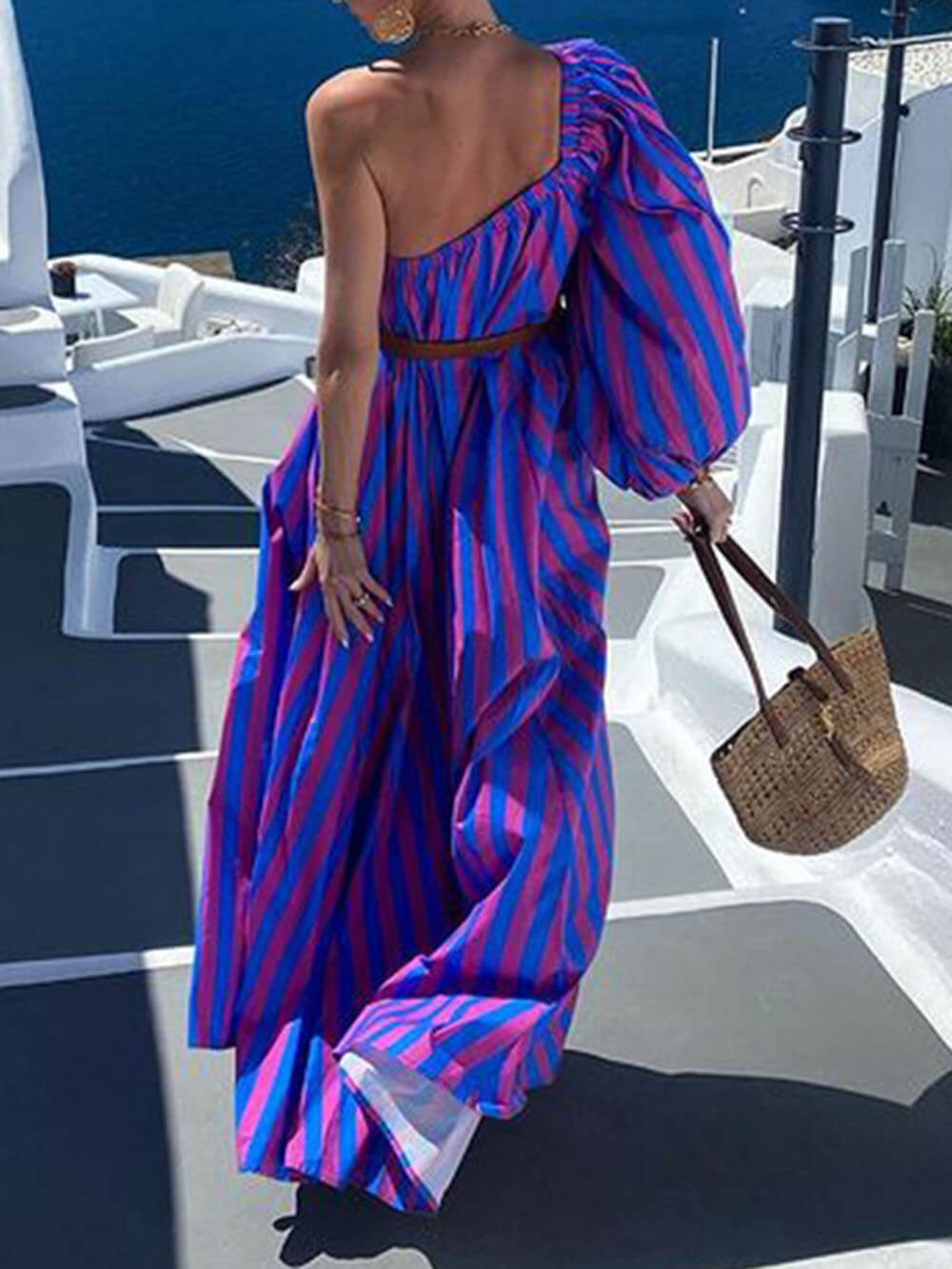Robe longue de vacances à rayures et épaules dénudées