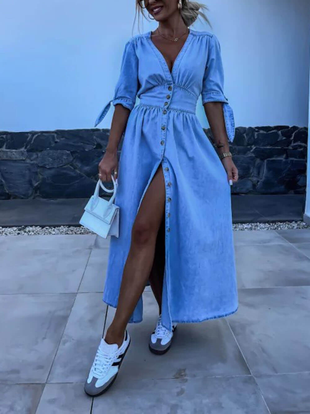 Robe midi boutonnée en jean à col en V et plis uniques