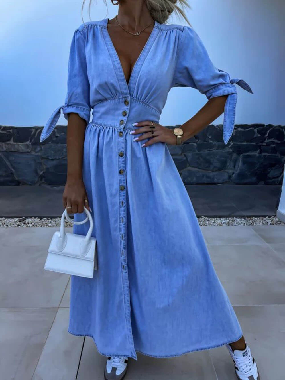 Robe midi boutonnée en jean à col en V et plis uniques
