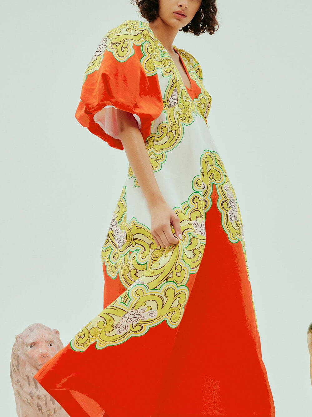 Robe mi-longue classique à manches longues et imprimé unique avec fronces