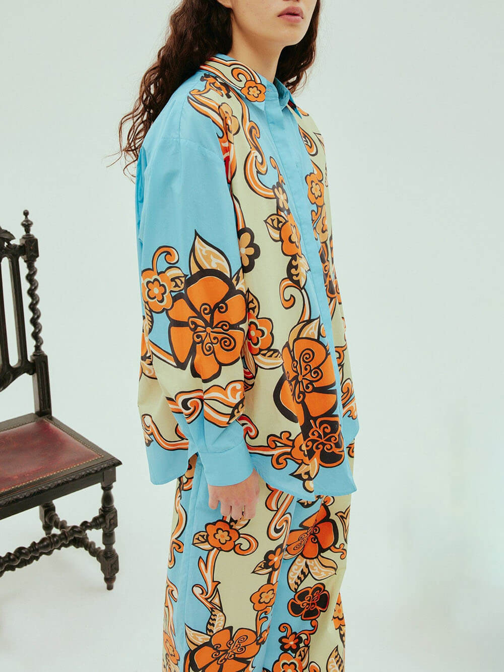 Chemise ample boutonnée surdimensionnée à imprimé rétro en satin