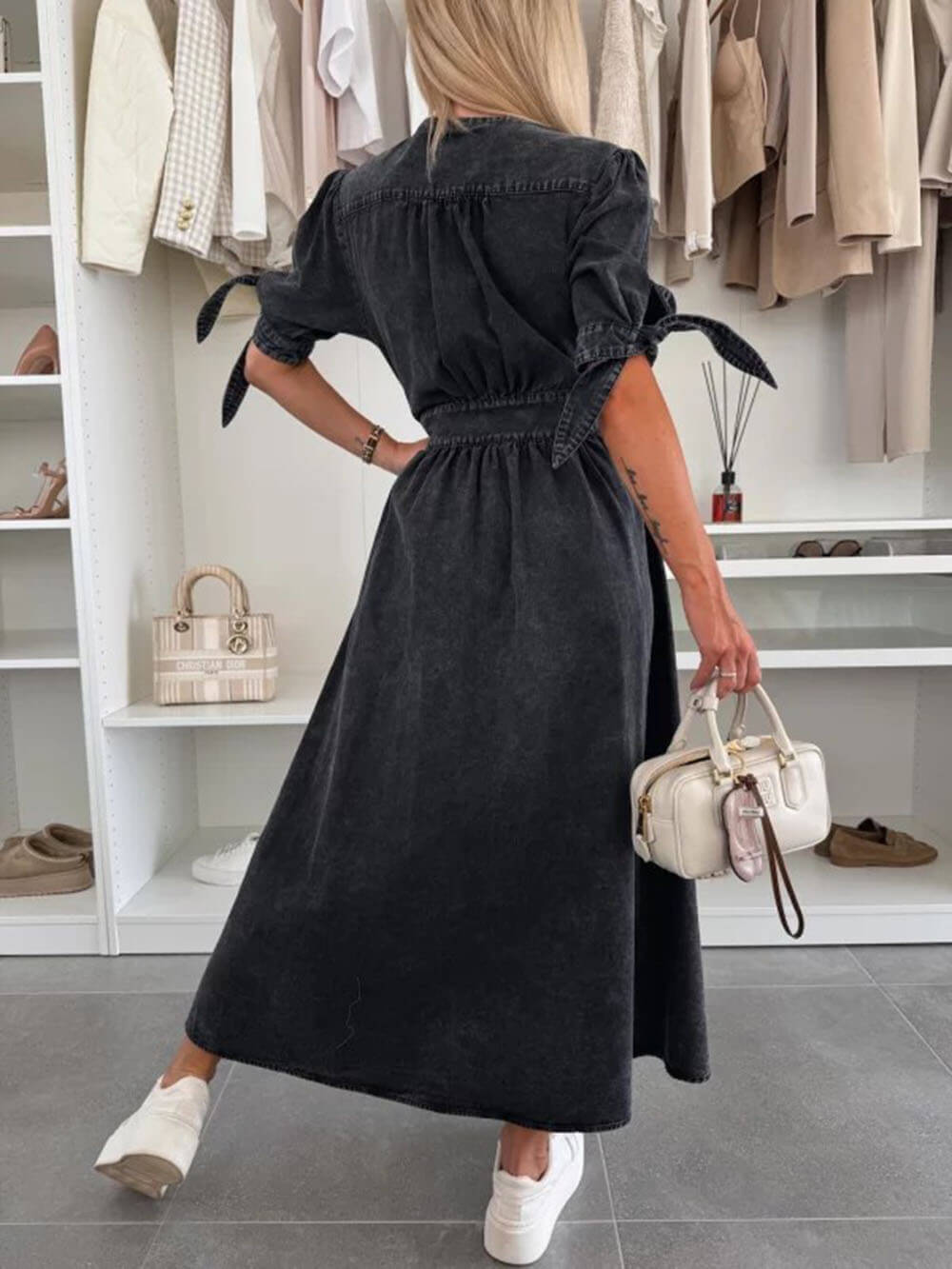 Robe midi boutonnée en jean à col en V et plis uniques