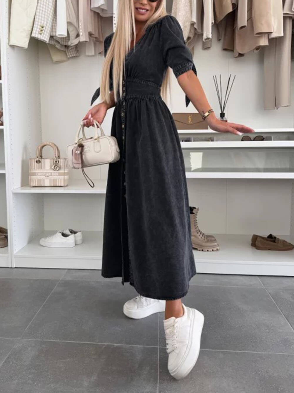 Robe midi boutonnée en jean à col en V et plis uniques