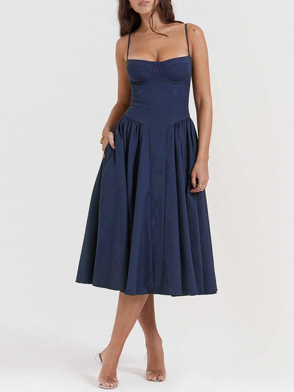 Vestido midi sin tirantes con cuello en V
