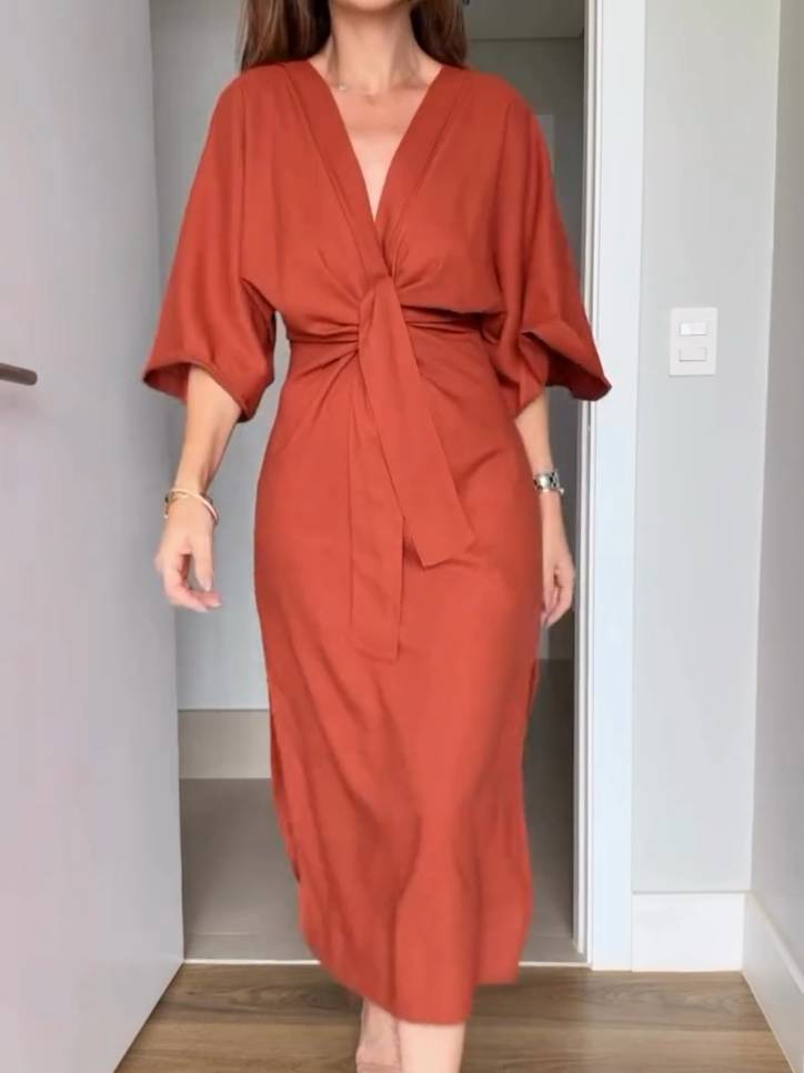 Robe à lacets et manches chauve-souris