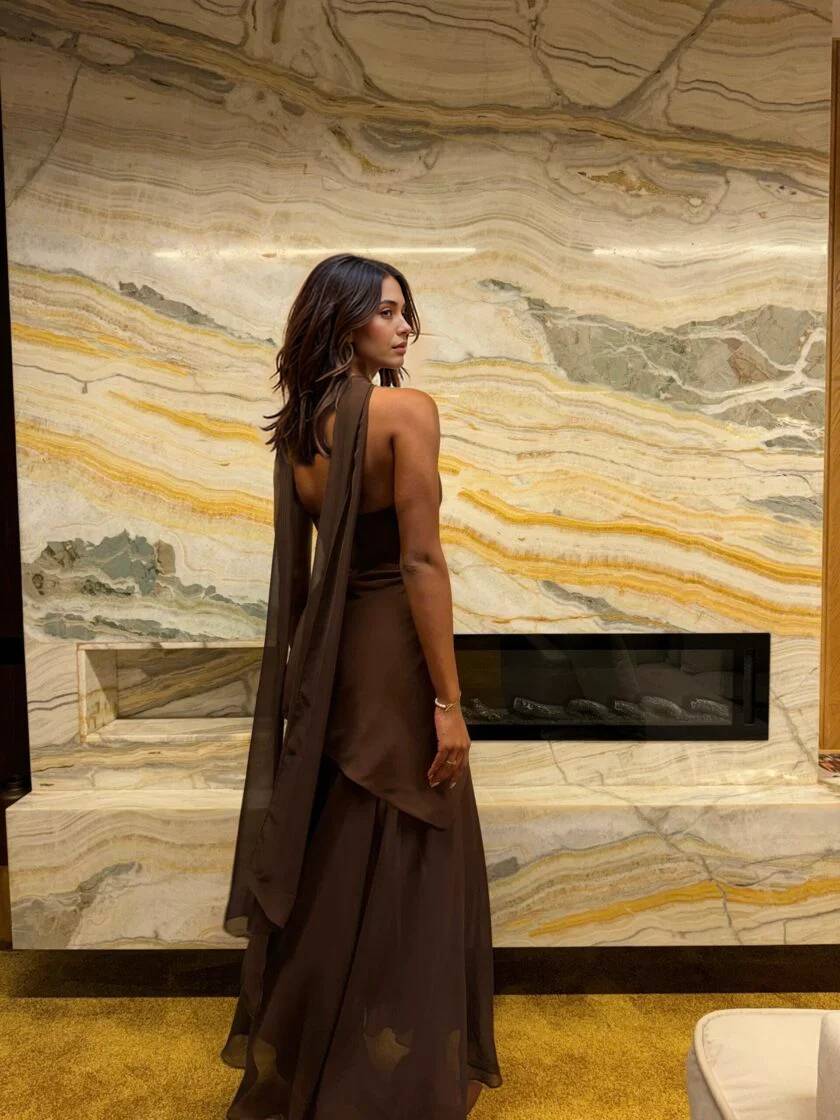 Vestido tubo con empalme y bufanda
