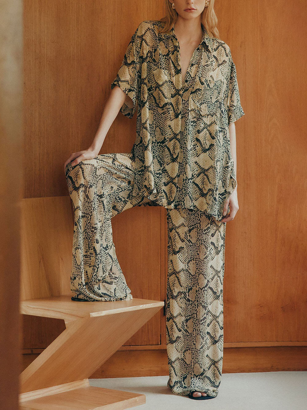 Pantalon à jambes larges en satin moderne avec imprimé serpent unique, taille élastique, cordon de serrage, poche