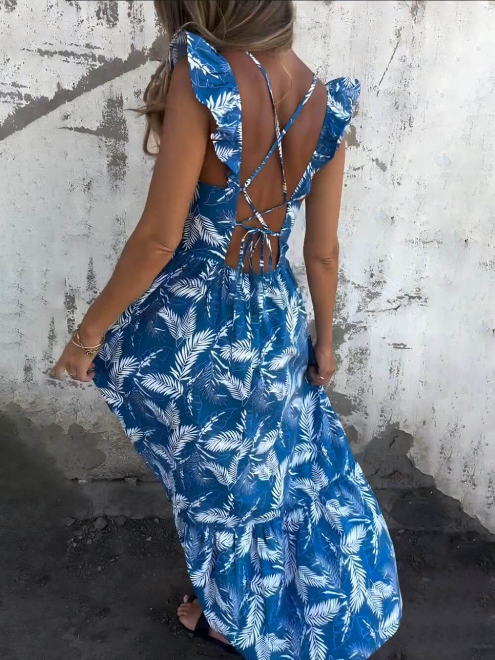 Robe longue élégante à volants et imprimé plumes