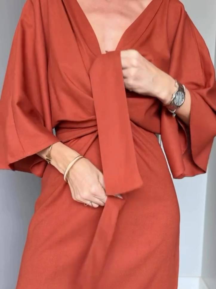 Robe à lacets et manches chauve-souris