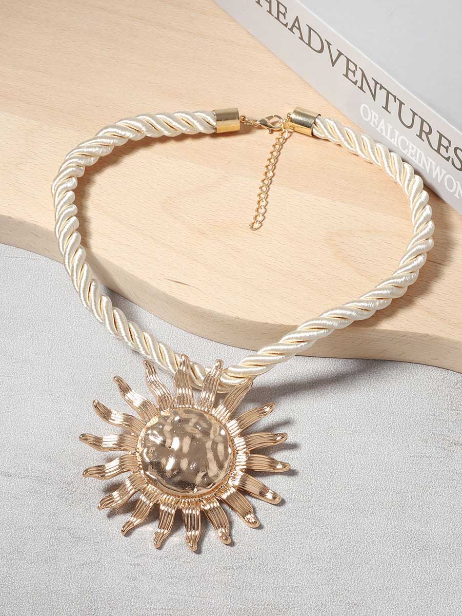 Collar de playa con colgante de girasol