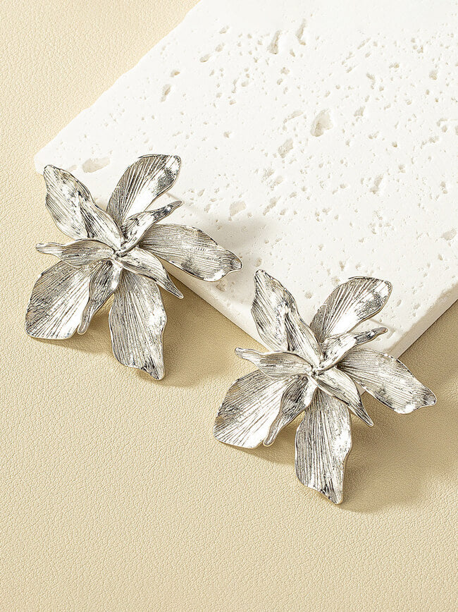 Pendientes de flores con textura de metal