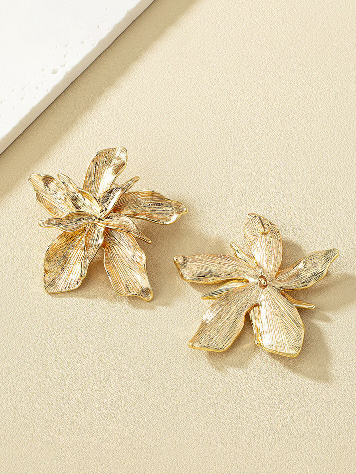 Pendientes de flores con textura de metal