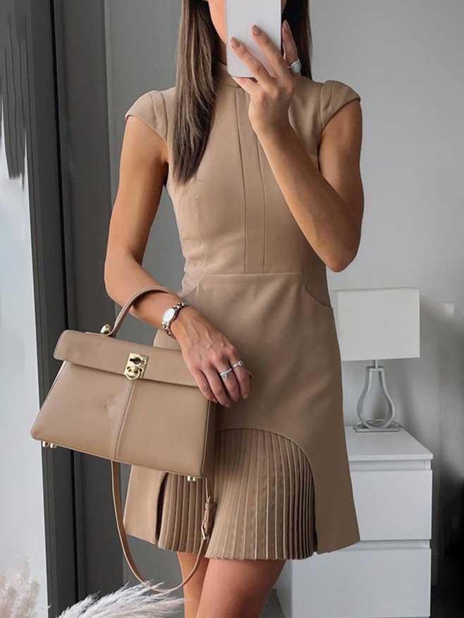 Robe mini plissée élégante à manches courtes