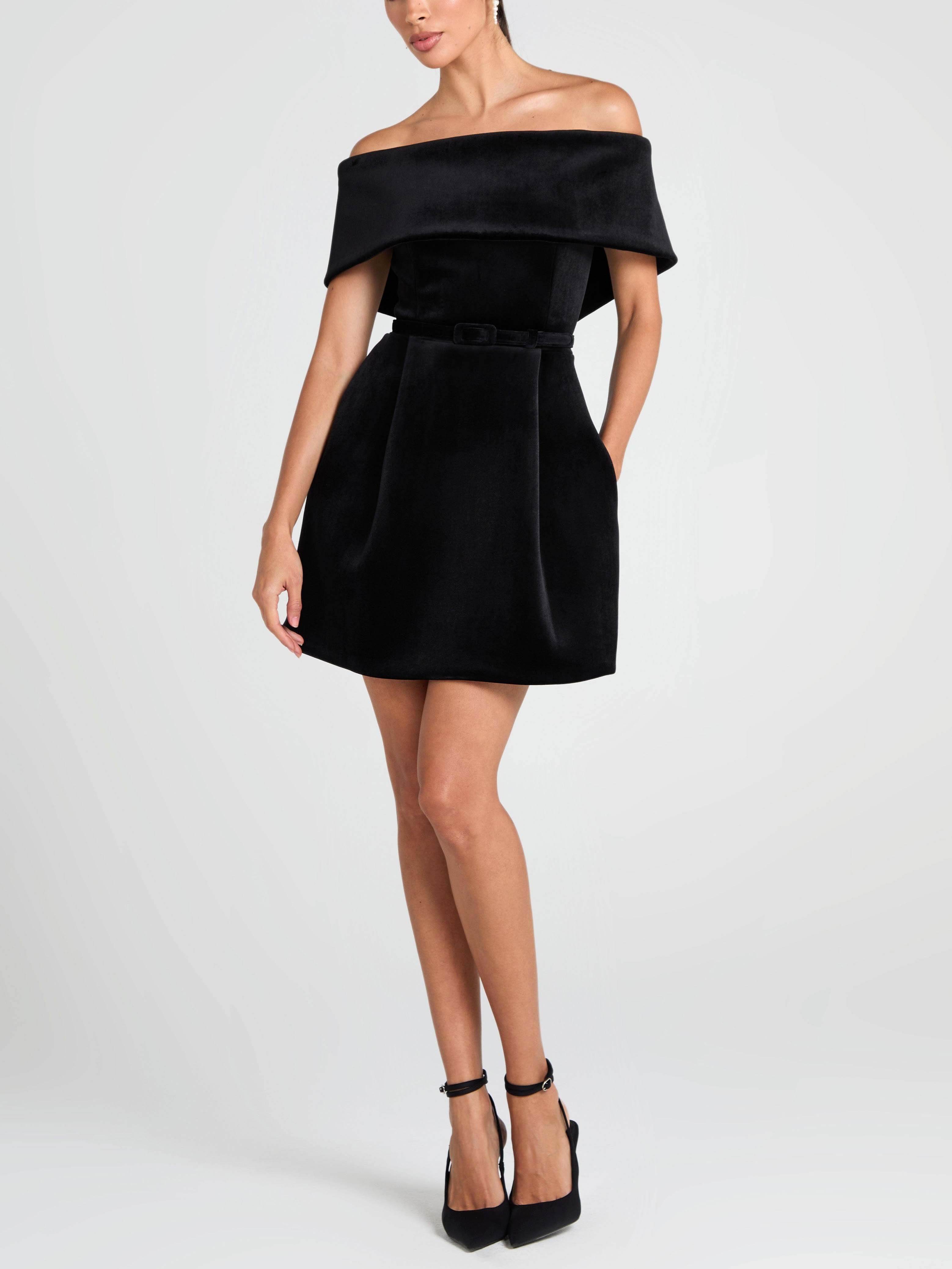 Elegante minivestido con hombros descubiertos