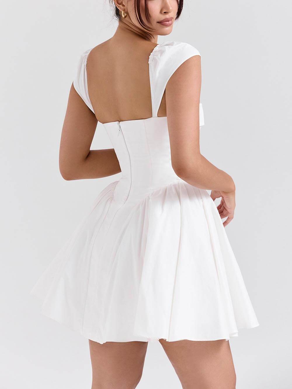 Mini-robe exquise à col en V et taille plissée
