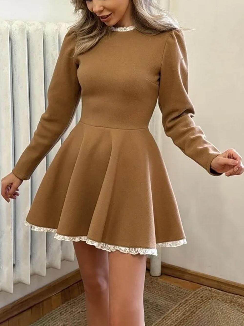 Mini-robe élégante à manches longues et taille haute avec empiècements en dentelle