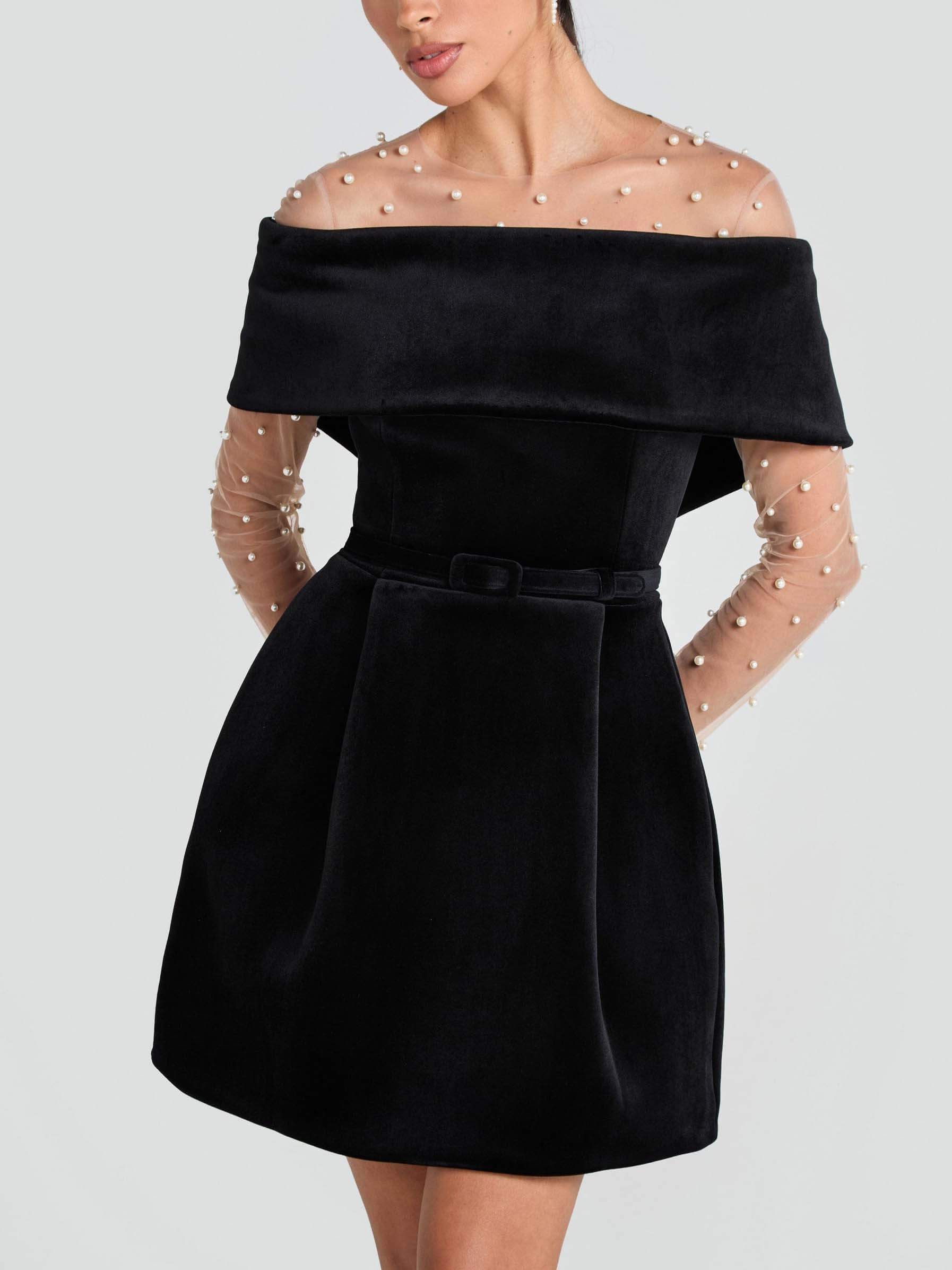 Elegante minivestido con hombros descubiertos