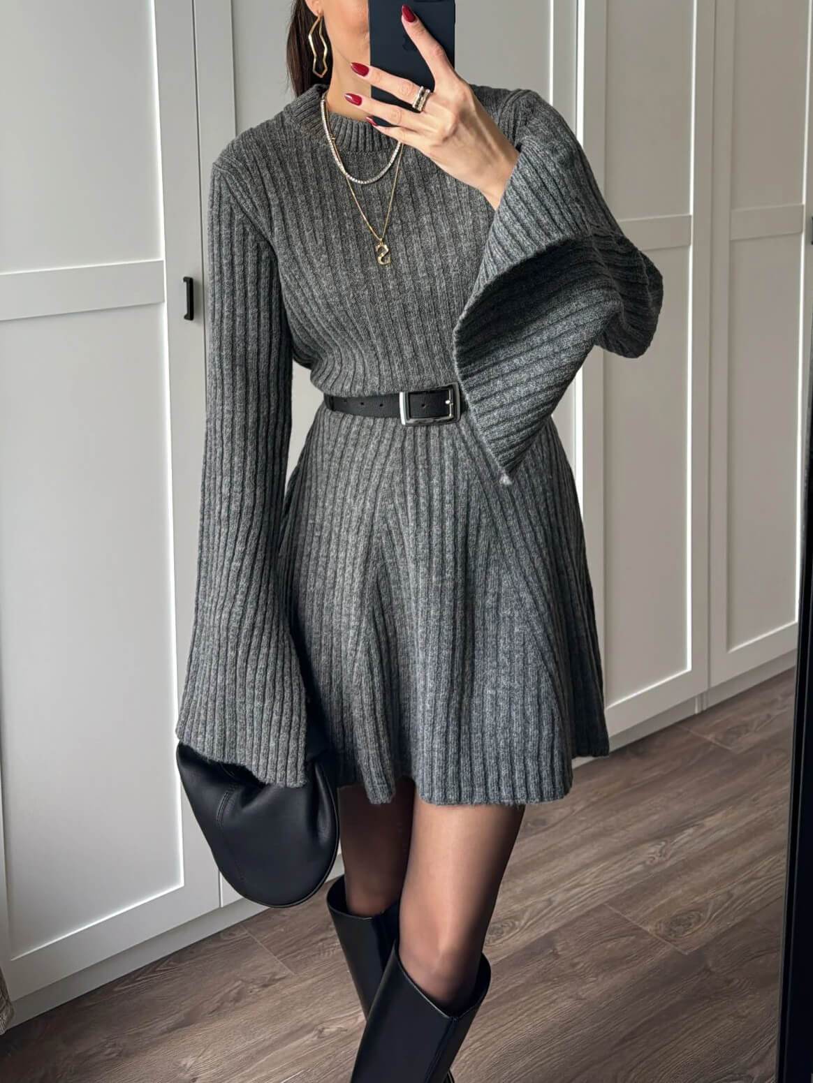 Vestido mini suéter gris clásico con mangas acampanadas