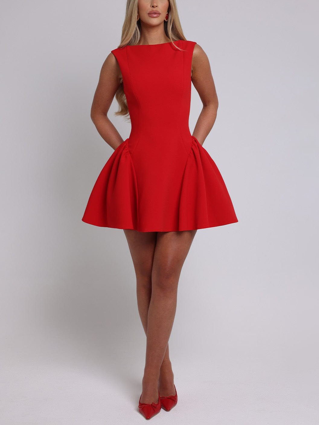 Robe mini élégante à dos ouvert et froncée