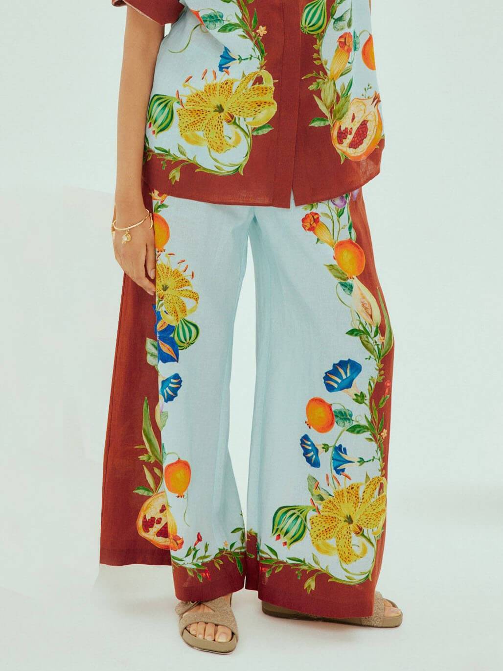 Pantalones anchos con bolsillo y estampado floral soleado