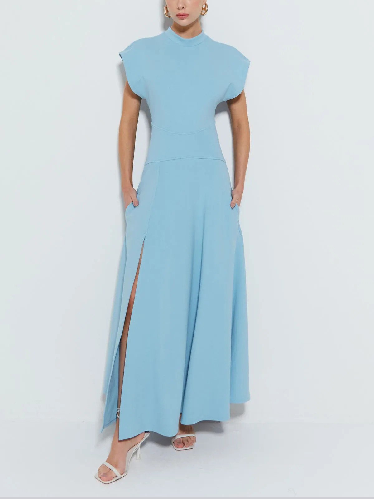 Robe longue moderne à col ras du cou et poignets larges