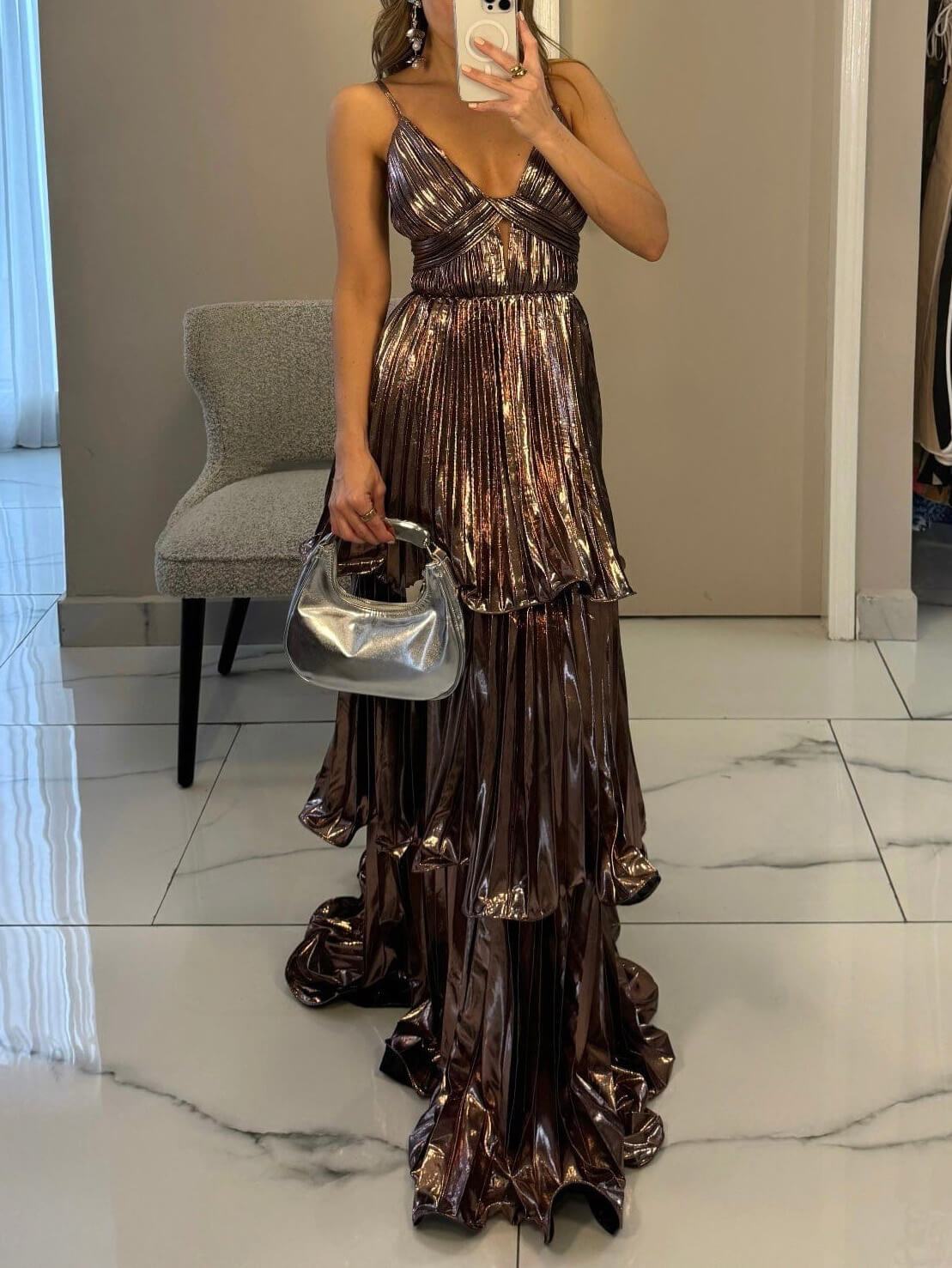 Robe longue plissée élégante à col en V