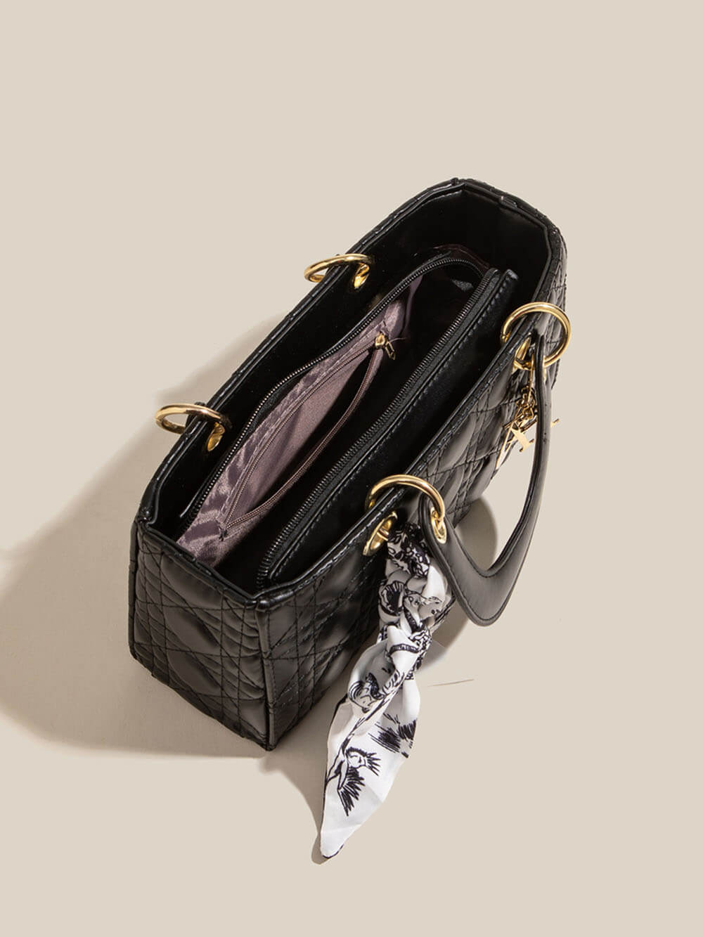 Bolsos cruzados de mano con pañuelo de seda de diamantes