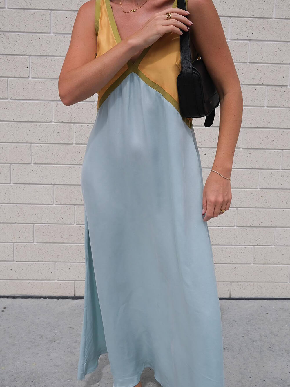 Vestido elegante con escote en V y colores contrastantes
