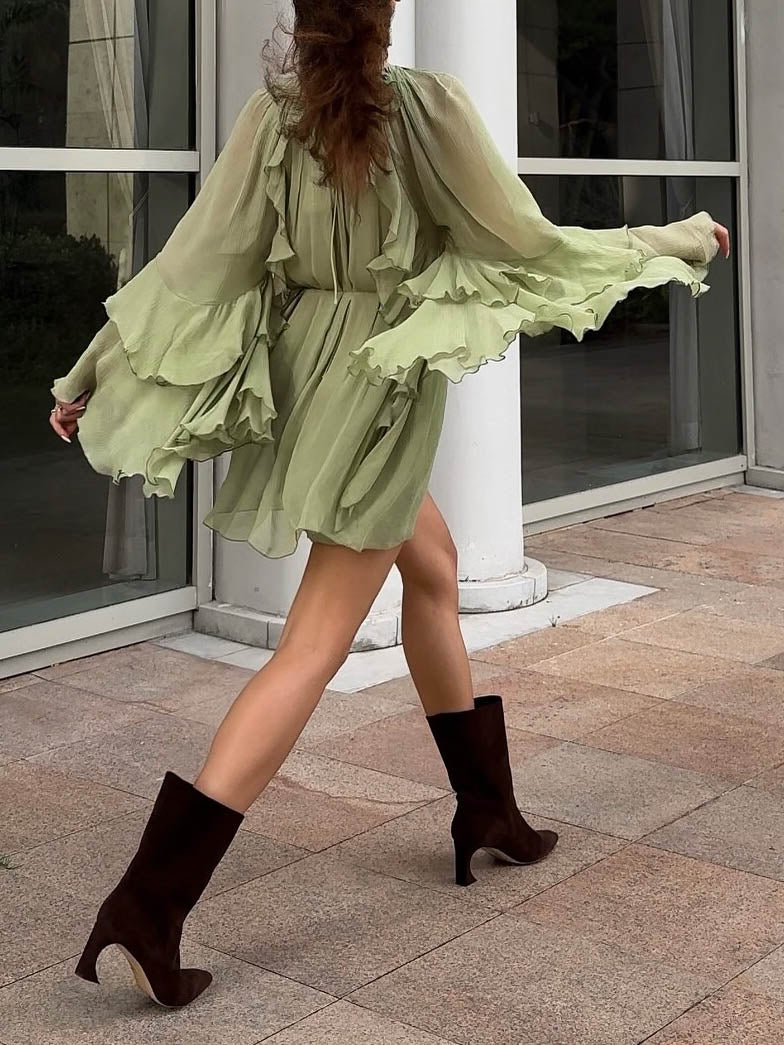 Vestido mini con volantes escalonados y plisado de estilo resort