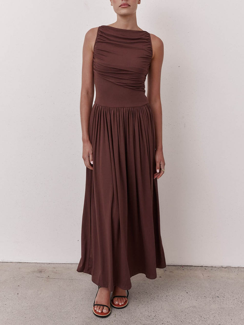 Robe longue plissée élégante sans manches