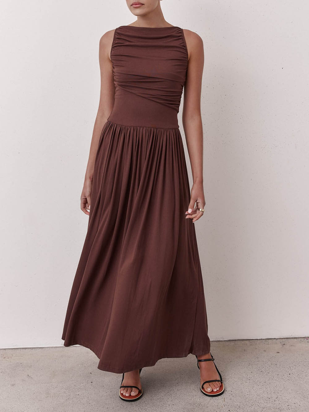 Robe longue plissée élégante sans manches